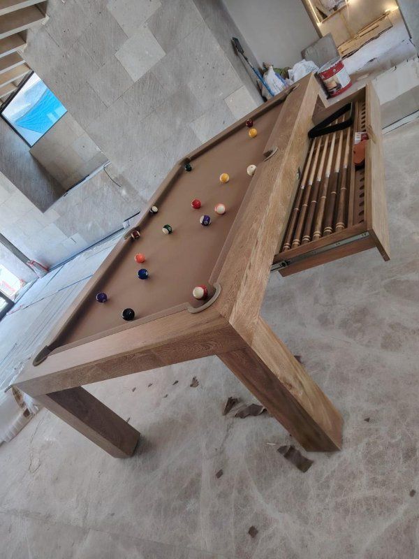 Accesorios y mesa de billar en madera